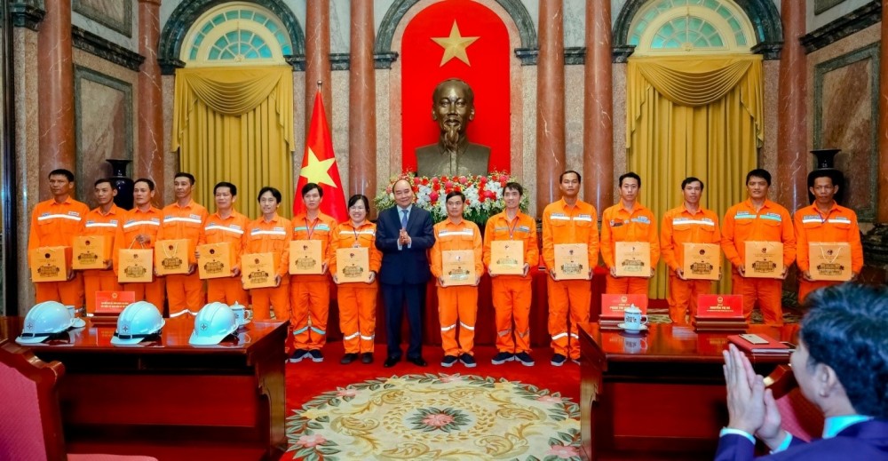 Các Thợ điện giỏi của EVNCPC được Chủ tịch nước Nguyễn Xuân Phúc tặng quà lưu niệm
