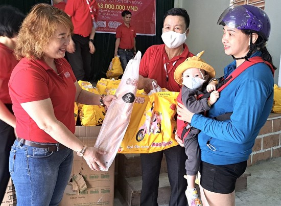 Central Retail tặng 400 phần quà hỗ trợ cho người dân bị bão lũ tại Đà Nẵng và Thừa Thiên Huế