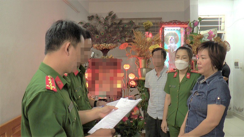 Cơ quan Cảnh sát điều tra CATP Đà Nẵng đọc lệnh bắt Huỳnh Thị Bốn. Ảnh CACC
