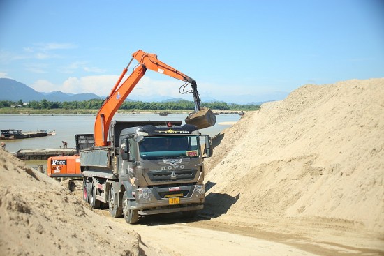 Quảng Nam: Cho phép lập thủ tục đầu tư xây dựng bãi tập kết cát, sỏi ở ven sông Vu Gia