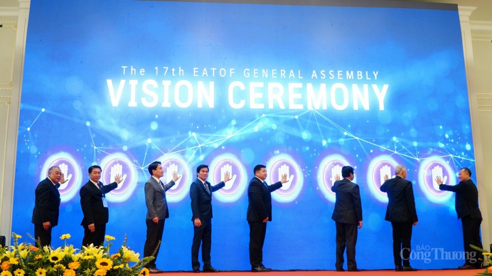 Các đại biểu thực hiện nghi lễ “Tuyên bố tầm nhìn EATOF”, chuyển tên gọi từ Diễn đàn Du lịch liên khu vực Đông Á thành Liên minh Du lịch liên khu vực Đông Á.