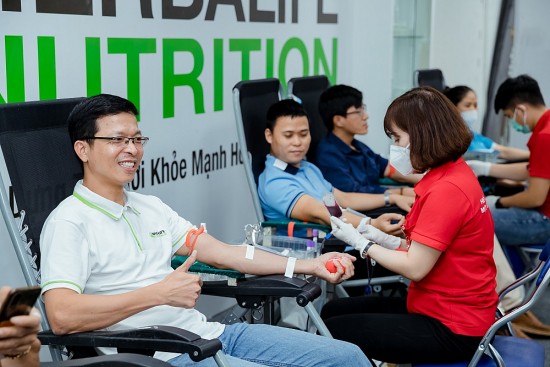 Nhân viên Công ty dinh dưỡng Herbalife Việt Nam tham gia hiến máu tình nguyện