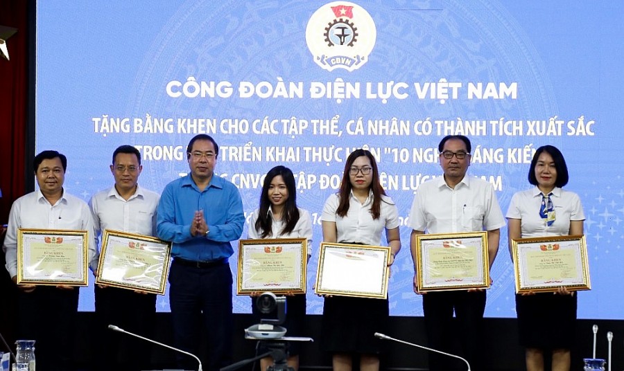 Ông Đoàn Phan Sơn (thứ 2 từ phải qua) đại diện Công đoàn Công ty Công nghệ thông tin Điện lực Hà Nội nhận Bằng khen của Công đoàn ĐLVN vì có thành tích hoàn thành xuất sắc Chương trình “10 nghìn sáng kiến” giai đoạn 1.