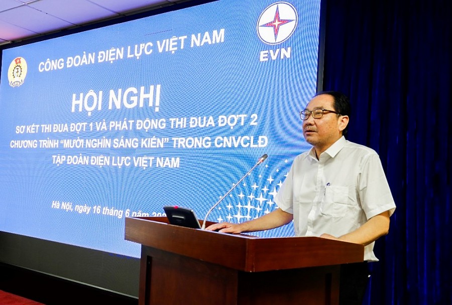 Ông Đoàn Phan Sơn - Phó Giám đốc, Chủ tịch Công đoàn Công ty Công nghệ thông tin Điện lực Hà Nội phát biểu tham luận tại Hội nghị sơ kết thi đua giai đoạn 1