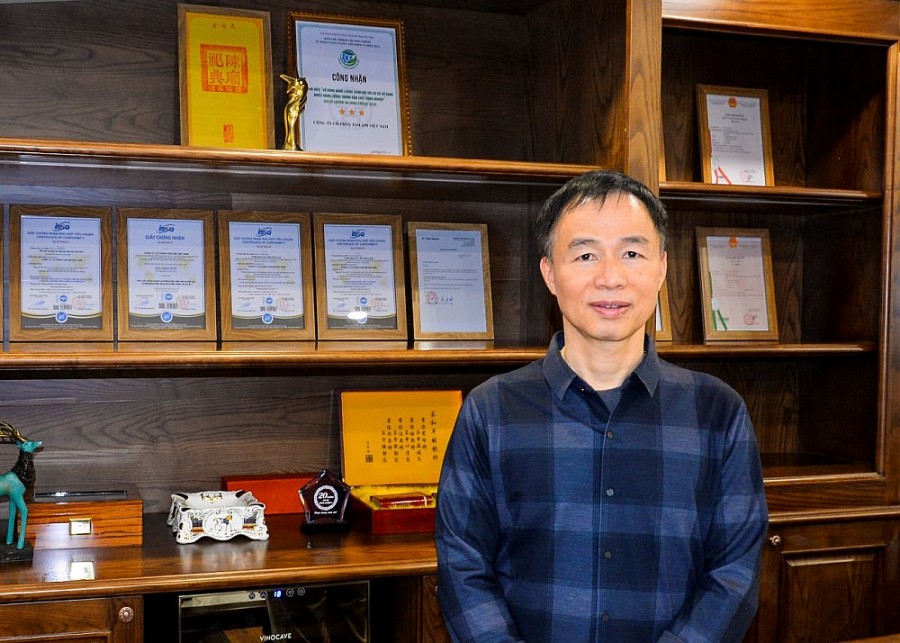 Tác giả Thạc sĩ Nguyễn Thế Vĩnh chụp ảnh bên các Giấy chứng nhận Bằng sáng chế độc quyền MBA phân phối thông minh 4.0