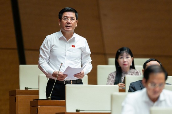 Bộ trưởng Nguyễn Hồng Diên làm rõ một số vấn đề đại biểu Quốc hội quan tâm về xăng dầu