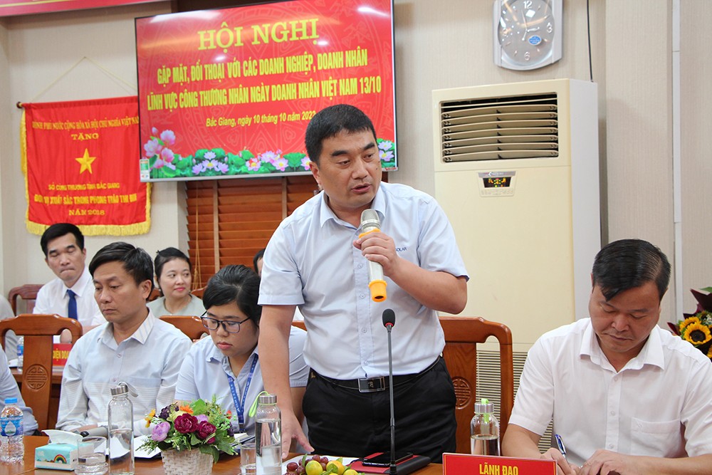 Ông Zhao Hui Gang - Phó Tổng Giám đốc Công ty TNHH JaSolar kiến nghị về bảo đảm nguồn điện phục vụ sản xuất và sản xuất điện mặt trời.