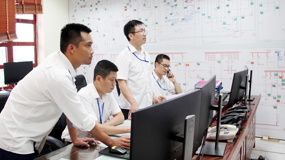 Cán bộ Trung tâm Điều khiển xa (Công ty Điện lực Bắc Giang) quản lý, vận hành lưới điện theo tiêu chí không người trực tại các TBA.
