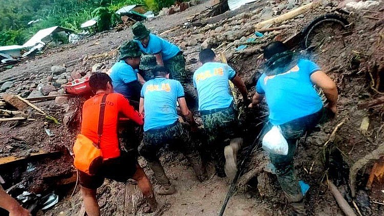 Bão Nalgae đổ bộ vào Philippines làm chết ít nhất 72 người
