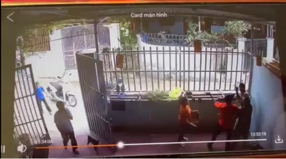 Người đàn ông mặc áo cam, đội mũ đen trong video là ông Đặng Văn Tuấn (hiện công tác tại Đội 1, Cục Quản lý thị trường tỉnh Lạng Sơn) đang giơ tay để đánh liên tiếp vào đầu công nhân H.V.L. Ảnh: Cắt từ clip