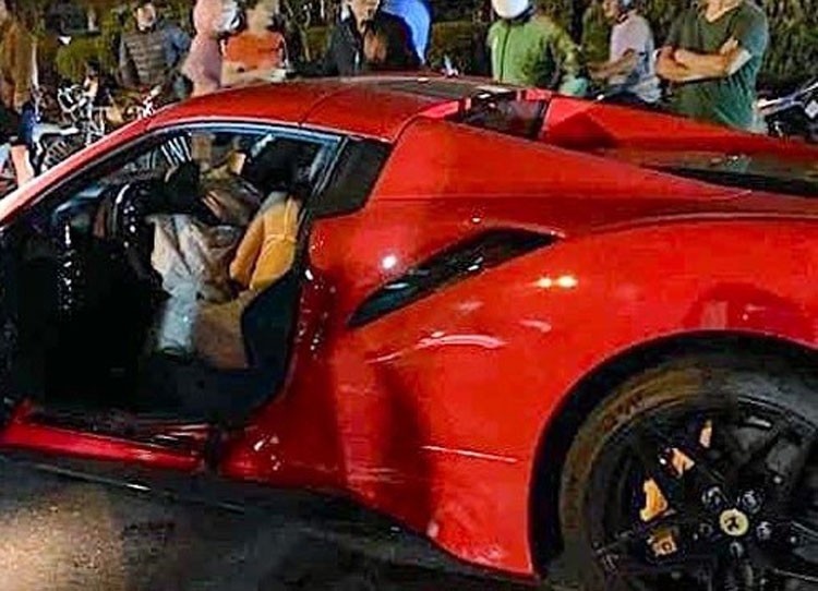 Hà Nội: Siêu xe Ferrari va chạm với xe máy khiến 1 người tử vong tại chỗ
