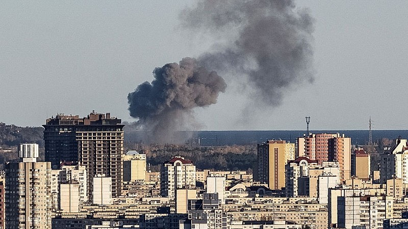 Cột khói bốc lên sau đợt tập kích của Nga nhắm vào mục tiêu ở Kiev. Ảnh: CNN