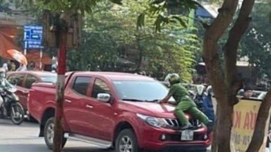 Thái Bình: Bắt tài xế lái xe bỏ chạy khi chiến sĩ Công an bám trên nắp capo