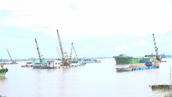 Nhộn nhịp mua bán cát vàng Campuchia ở thượng nguồn sông Tiền