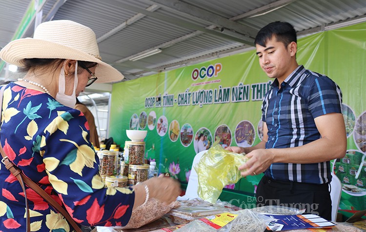 Người tiêu dùng Hà Nội mua đặc sản Hà Tĩnh tại Tuần hàng