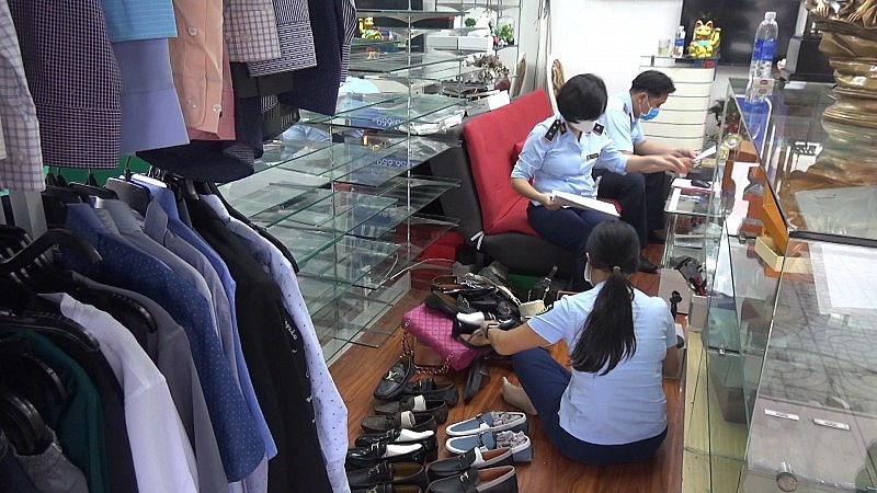 TP. Hồ Chí Minh: Phát hiện thêm “ổ” hàng giả lớn, thu giữ gần 2.000 sản phẩm giả mạo Louis Vuitton, Gucci