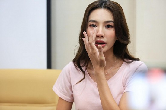 Hoa hậu Thuỳ Tiên khóc trong buổi gặp gỡ báo chí về vụ kiện vay nợ không trả