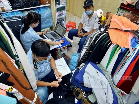Ngày thứ 6 truy quét hàng nhái tại Saigon Square: Phát hiện hàng trăm sản phẩm giả thương hiệu Tommy, Calvin Klein