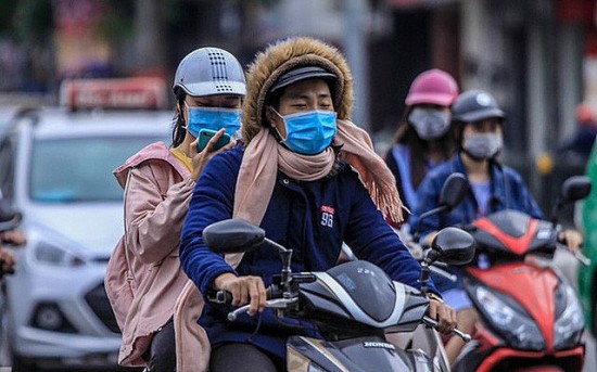 Nhiệt độ ở Hà Nội bất thường: Sáng rét, trưa nắng nóng, người dân cẩn trọng bệnh đường hô hấp