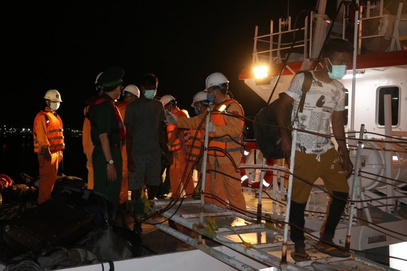 Đưa 305 công dân Sri Lanka trôi dạt trên vùng biển Việt Nam vào bờ an toàn