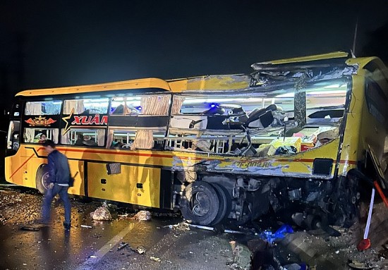 Thừa Thiên Huế: Xe khách đối đầu xe tải, hàng chục người thương vong