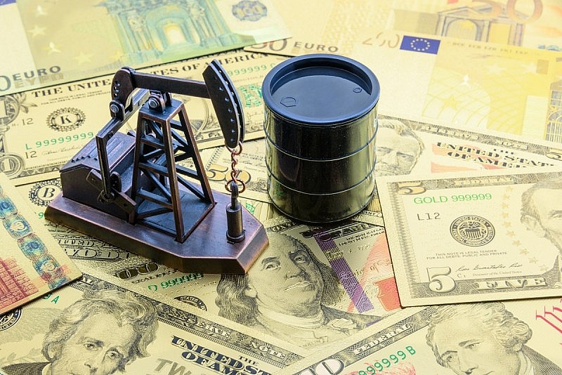 Giá dầu thô thế giới tăng lên mức 3 con số mang lại rủi ro kinh tế