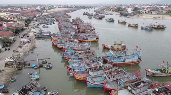 Quảng Bình: Một tàu cá bị đâm chìm khi neo đậu ở cửa Ròon
