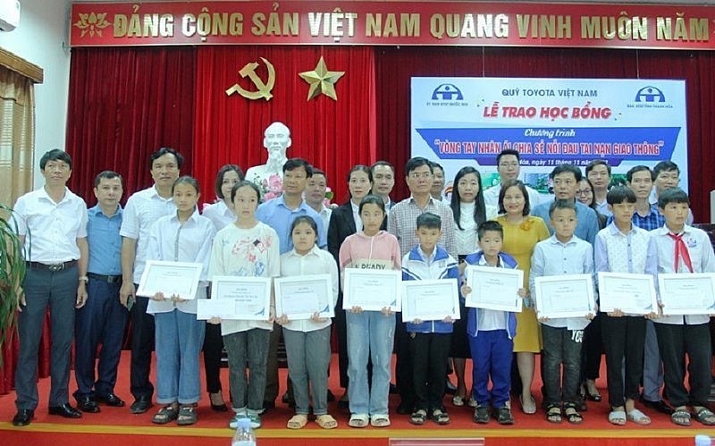 Trao tặng hơn 400 triệu đồng học bổng cho con các nạn nhân tử vong vì tai nạn giao thông tại tỉnh Thanh Hóa