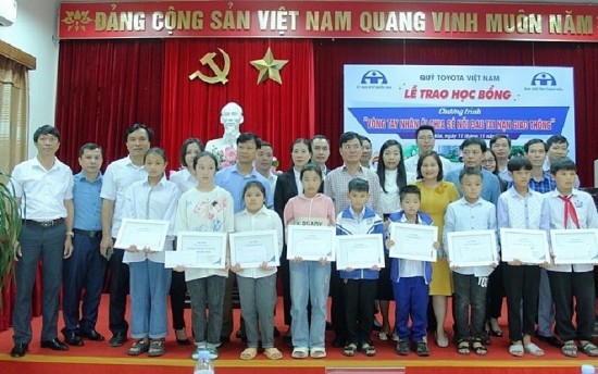 Quỹ Toyota Việt Nam trao hơn 400 triệu đồng học bổng “Vòng tay nhân ái” tại tỉnh Thanh Hóa