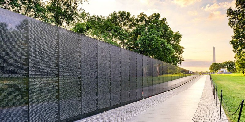 Đài Tưởng niệm Chiến Tranh Việt Nam là một bức tường làm bằng đá đen. Nó được nằm trong khu tưởng niệm các cự chiến binh Chiến tranh Việt Nam tại trung tâm thủ đô nước Mỹ.