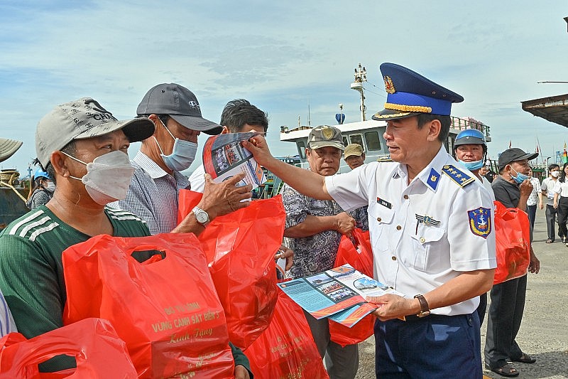 Cảnh sát biển đồng hành với ngư dân Bình Thuận
