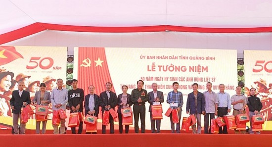 Trung ương Hội cựu TNXP Việt Nam tặng quà cho thân nhân các liệt sỹ và cựu TNXP