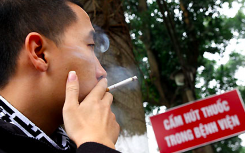 Hút thuốc lá nơi công cộng sẽ bị xử phạt như thế nào?