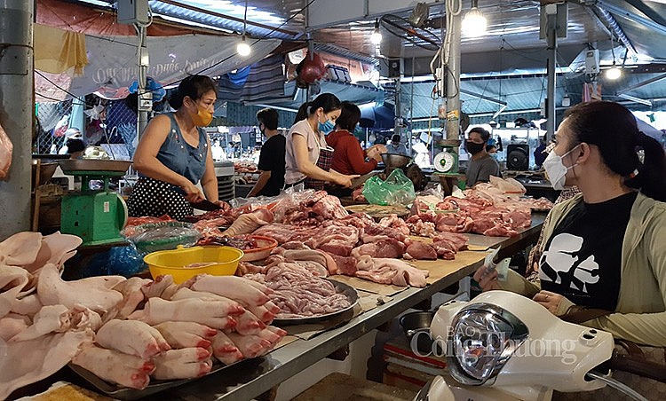Người tiêu dùng mua thực phẩm tại chợ Nghĩa Tân (quận Cầu Giấy, Hà Nội)