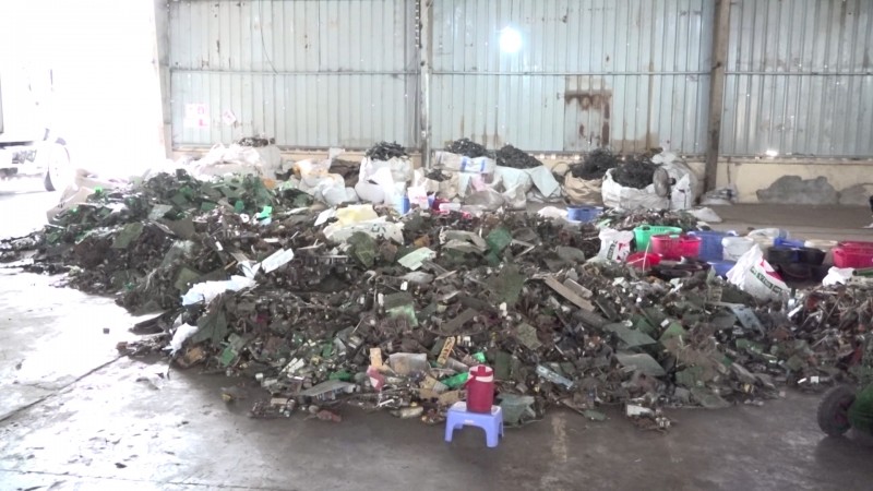 Đồng Nai: Phát hiện cơ sở tái chế phế liệu tàng trữ khối lượng “ khủng” chất thải rắn nguy hại