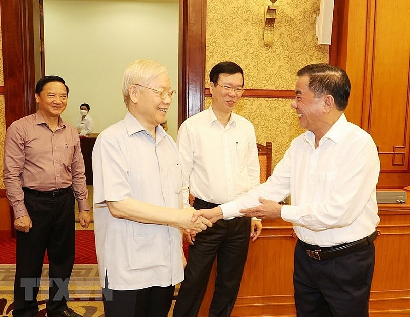 Tổng Bí thư Nguyễn Phú Trọng và các đồng chí thành viên Ban Chỉ đạo dự cuộc họp.