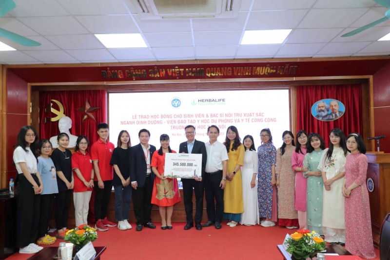 Herbalife Việt Nam, trao hơn 345 triệu đồng học bổng cho sinh viên, bác sĩ, trường Đại học Y Hà Nội