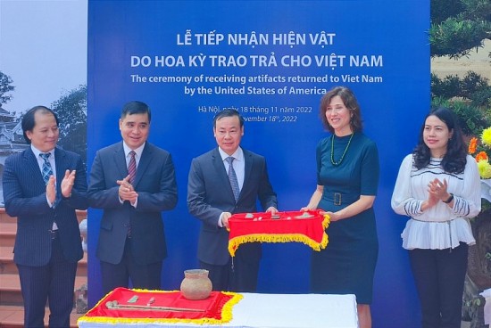 Tiếp nhận 10 cổ vật quý được Hoa Kỳ trao trả cho Việt Nam