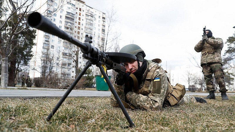 Nếu cuộc chiến còn leo thang, Quân đội Ukraine có thể đối mặt với tình trạng thiếu đạn dược khi ngành công nghiệp quốc phòng nội địa cơ bản đã bị phá hủy trong xung đột và phụ thuộc vào nguồn vũ khí viện trợ.