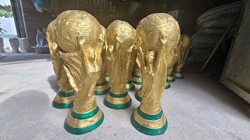 Những chiếc cúp vàng World Cup 2022 “Made in Bát Tràng”