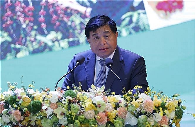 Bộ trưởng Bộ Kế hoạch và Đầu tư Nguyễn Chí Dũng báo cáo kế hoạch triển khai chương trình hành động của Chính phủ.