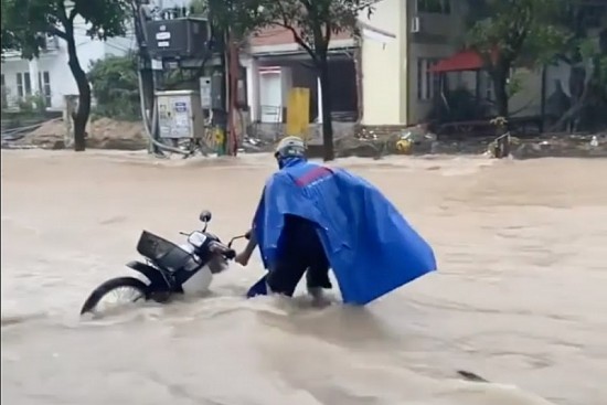Bình Định: Mưa lớn, nhiều nhà cửa, tài sản chìm trong nước