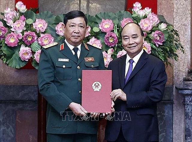 Chủ tịch nước Nguyễn Xuân Phúc trao quyết định thăng quân hàm từ Trung tướng lên Thượng tướng đối với đồng chí Huỳnh Chiến Thắng, Phó Tổng Tham mưu trưởng QĐND Việt Nam