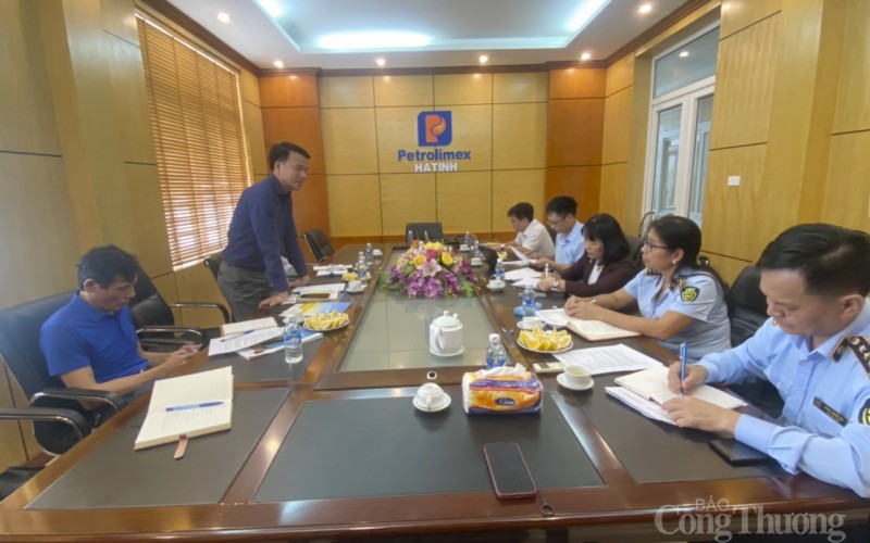 Quản lý thị trường Hà Tĩnh ký cam kết với 11 doanh nghiệp đầu mối kinh doanh xăng dầu