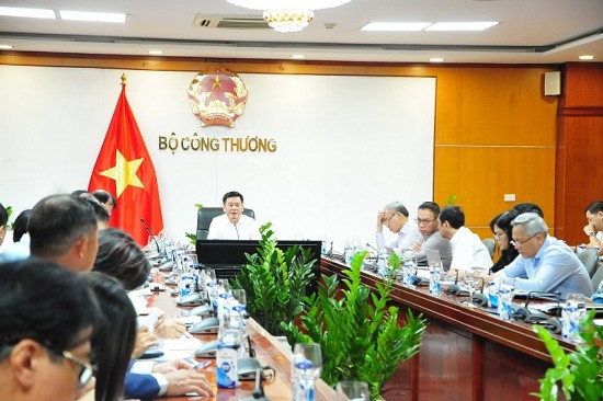 Bộ trưởng Nguyễn Hồng Diên họp về phân giao tổng nguồn xăng dầu năm 2023 và sửa đổi nghị định 83, 95