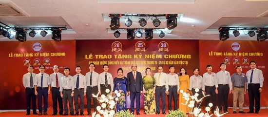 Vedan Việt Nam tổ chức lễ trao kỷ niệm chương cho 219 nhân viên gắn bó từ 20 năm trở lên