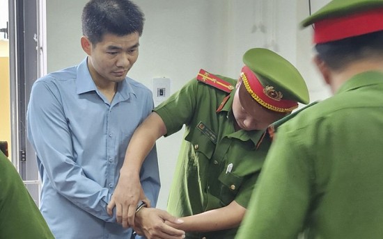 Một cán bộ Ban Quản lý Dự án đầu tư và xây dựng ở Nghệ An bị bắt giữ