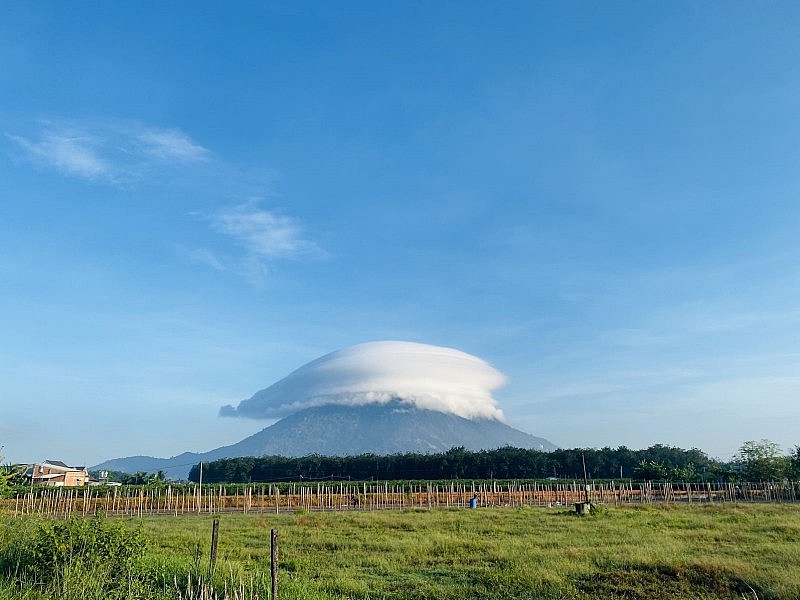 Giải mã hiện tượng đám mây hình đĩa bay trên núi Bà Đen