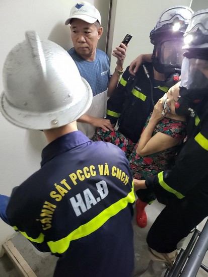 Cháy chung cư Victoria Văn Phú, cảnh sát cứu thoát 2 phụ nữ mắc kẹt