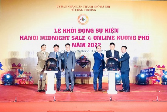 khoi dong su kien hanoi midnight sale va online xuong pho nam 2022
